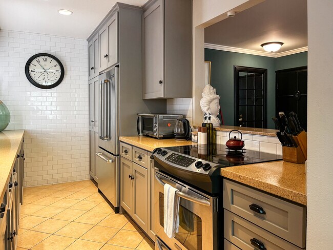 Building Photo - 700 Westmount Dr