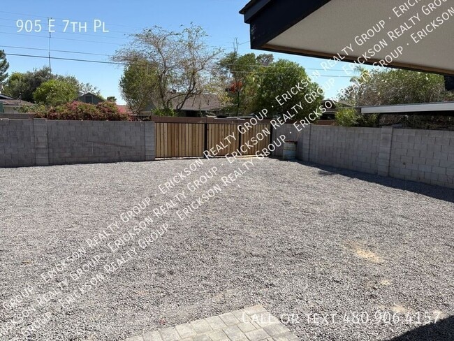Building Photo - 905 E 7th Pl
