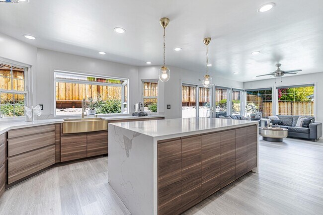 Building Photo - 1835 Cam Estrada