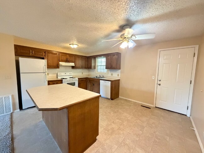 Building Photo - 2BR Duplex