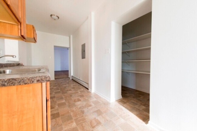 Building Photo - 4815 W Monroe St