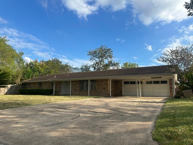 Building Photo - 711 E Locust Ave