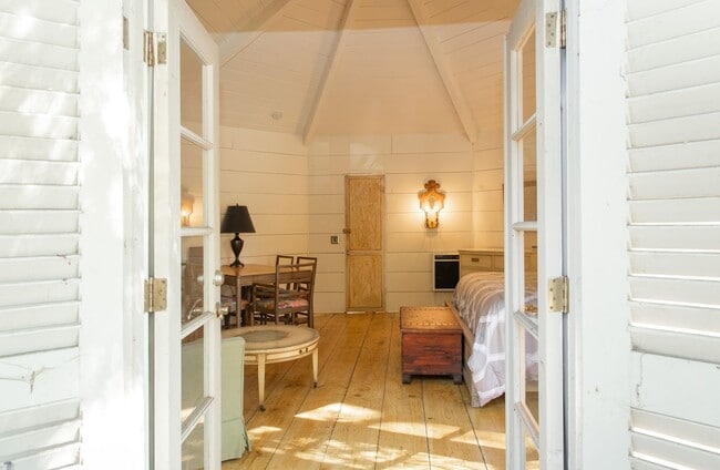 Building Photo - Adorable Carmel by the Sea Cottage! Lookin...