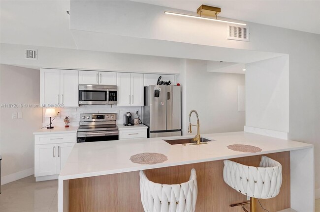Building Photo - 16485 Collins Ave