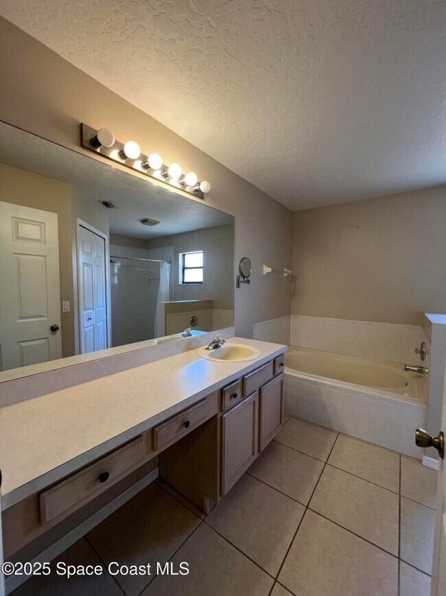 Building Photo - 2540 Alicia Ln