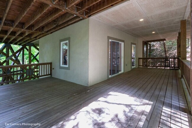 Building Photo - 370 Country Club Dr
