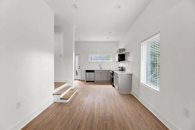 Building Photo - Room in 3 Bedroom Home at State St