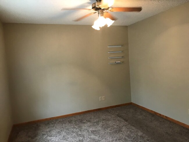 Building Photo - TALL CEILINGS! GREAT LOCATION!
