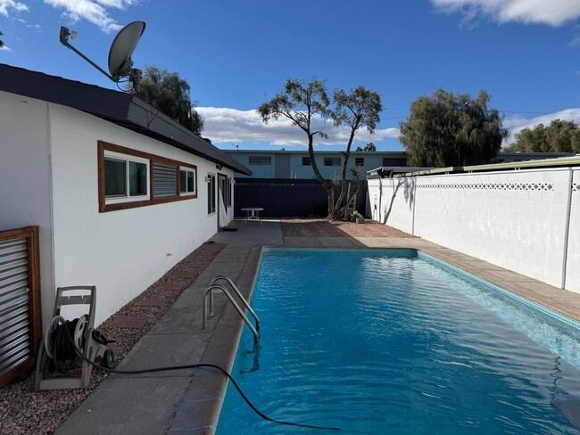 Building Photo - Beverly Green Large Home with Pool and In-...