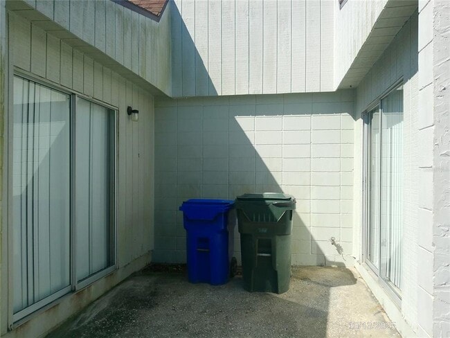 Building Photo - 936 W Carole St