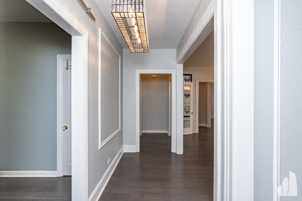 Building Photo - 450 W Surf St