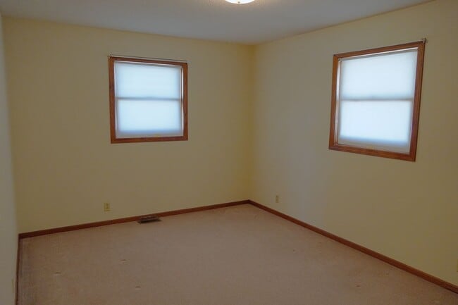 Building Photo - 2 Bedroom, 2 Bath Home