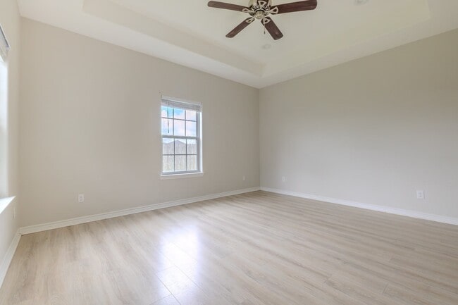 Building Photo - 2422 Cardinal Dr