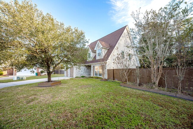 Building Photo - Large 4 Bedroom 3 Bath Home