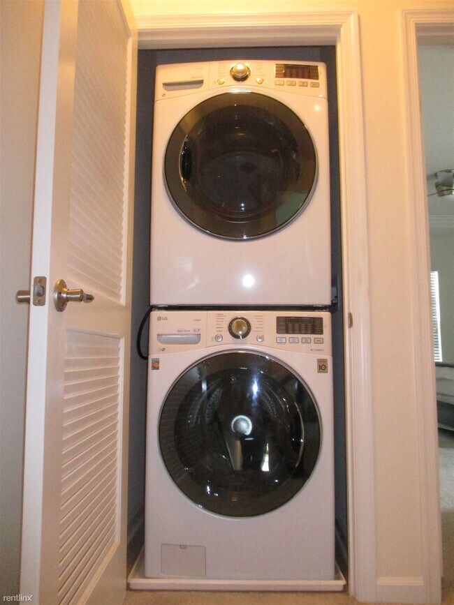 Building Photo - 2 br, 2.5 bath Townhome - 7731 Duncannon Ln