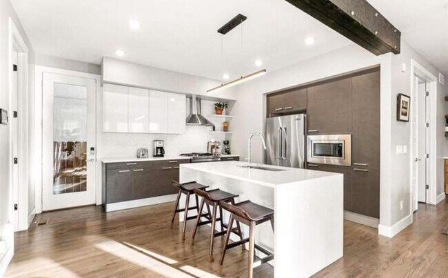 Building Photo - Beautiful 4 bedroom 3 bathroom property in Jefferson Park Denver