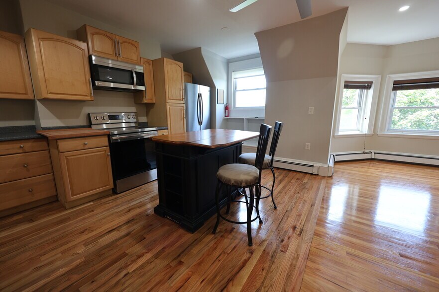 Building Photo - 318 Tappan St