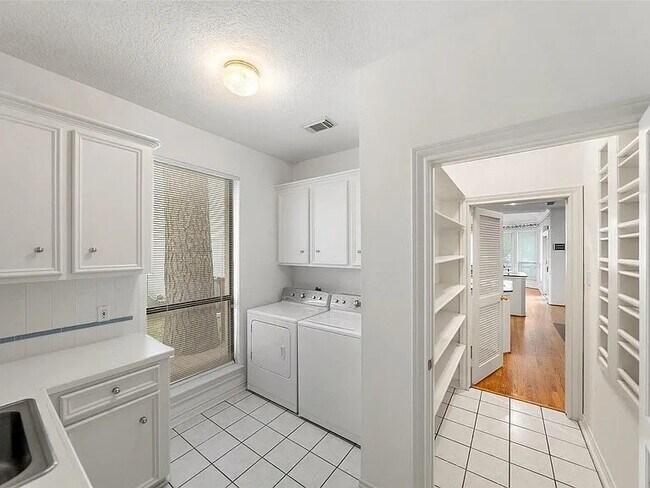 Building Photo - 2910 Chaucer Dr