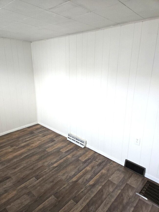 Building Photo - Spacious 3-bedroom single-family home in C...