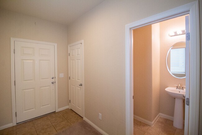 Building Photo - GUARD GATED 3 BD 2.5 BTH HOME IN HENDERSON