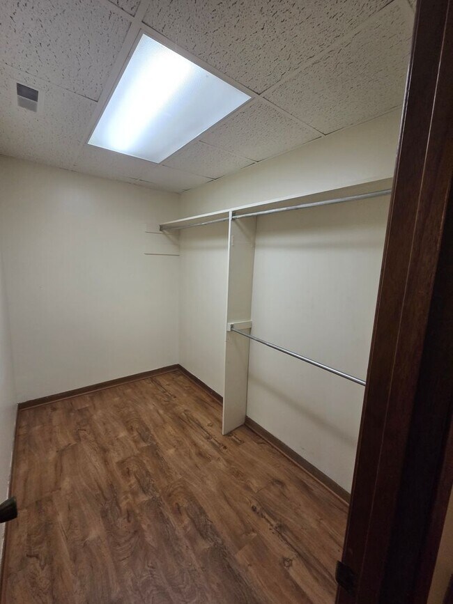 Building Photo - Large 1-Bedroom Apartment with Washer/Dryer Hookups