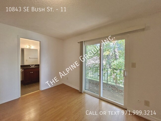 Building Photo - Upstairs One Bedroom!