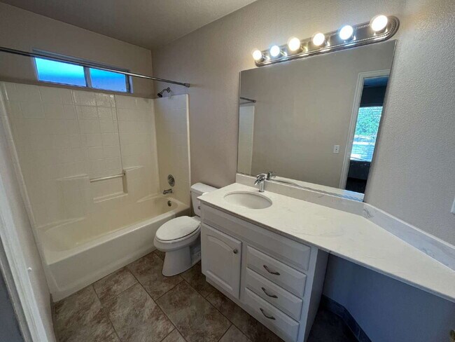 Building Photo - Wonderful 3 bed 3 bath home in Saint George. Private covered balcony with wonderful views. Fully ...