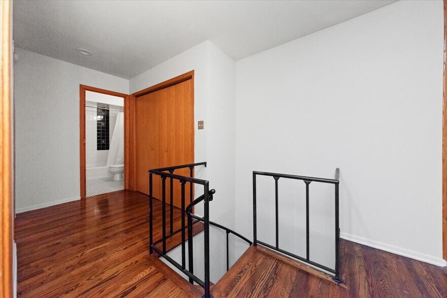 Building Photo - 534 W Belden Ave