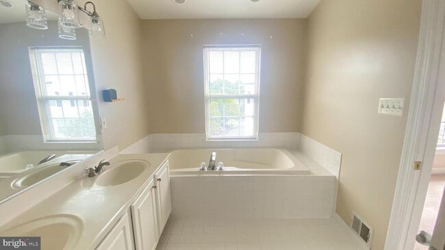 Building Photo - 580 Orchard Ridge Dr