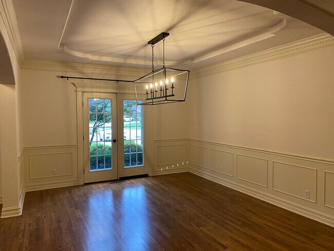 Building Photo - Lovely Stone/Stucco Home Nestled In Cul-De...