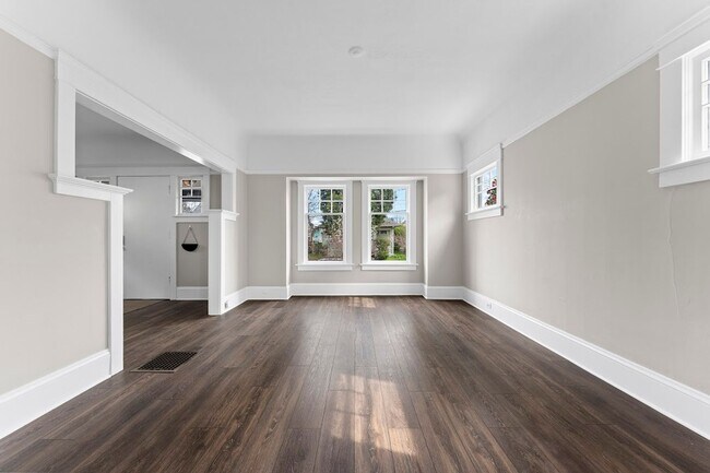 Building Photo - Stunning Craftsmen Beauty 3/1.5  bath 2000 sf! -ALBERTA/CONCORDIA