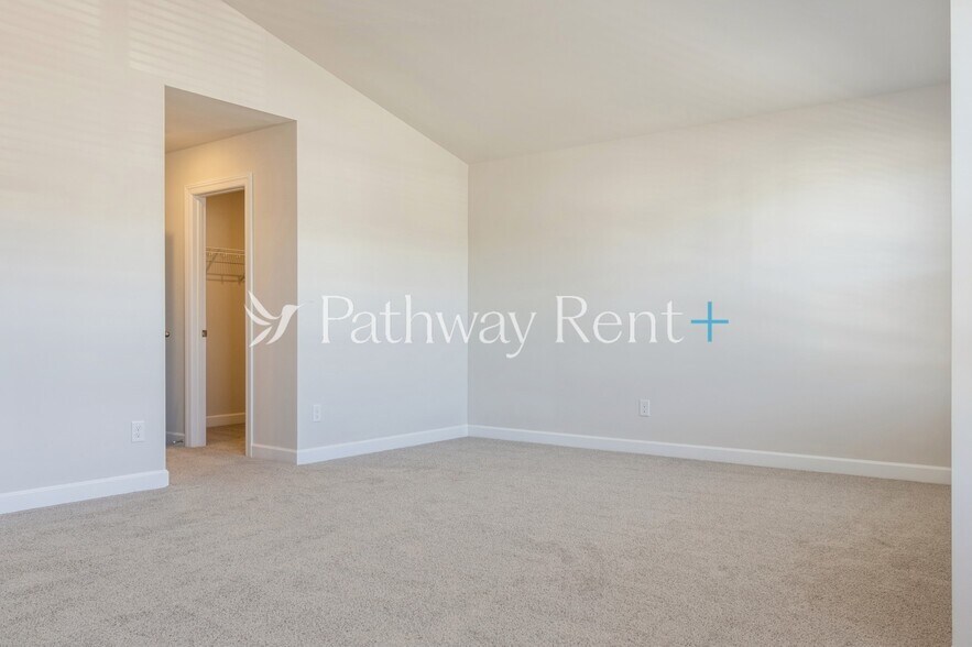 Building Photo - 3440 Quintana Dr