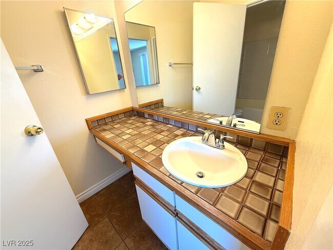 Building Photo - 2080 Karen Ave