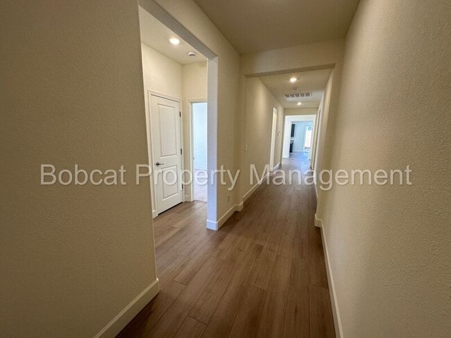 Building Photo - 923 Nelle Dr