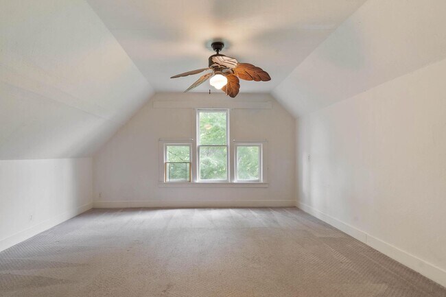 Building Photo - Spacious, light-filled 3-bdrm/2-bath vinta...