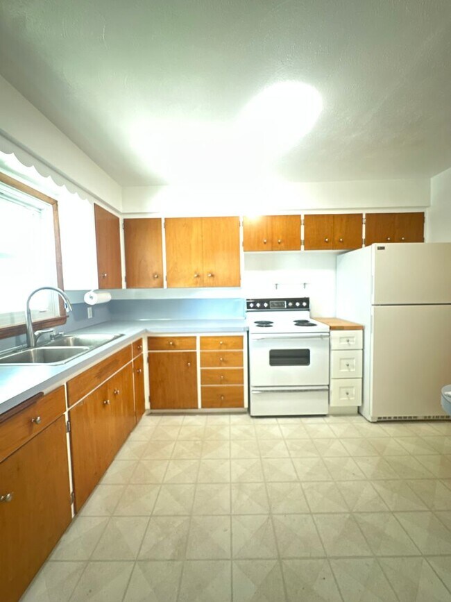 Building Photo - 3 Bedroom 1 Bath home * Owner Updates $600 OFF FIRST MONTHS RENT