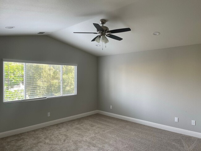 Building Photo - Beautiful 4 Bedroom 3 Bathroom with a pool