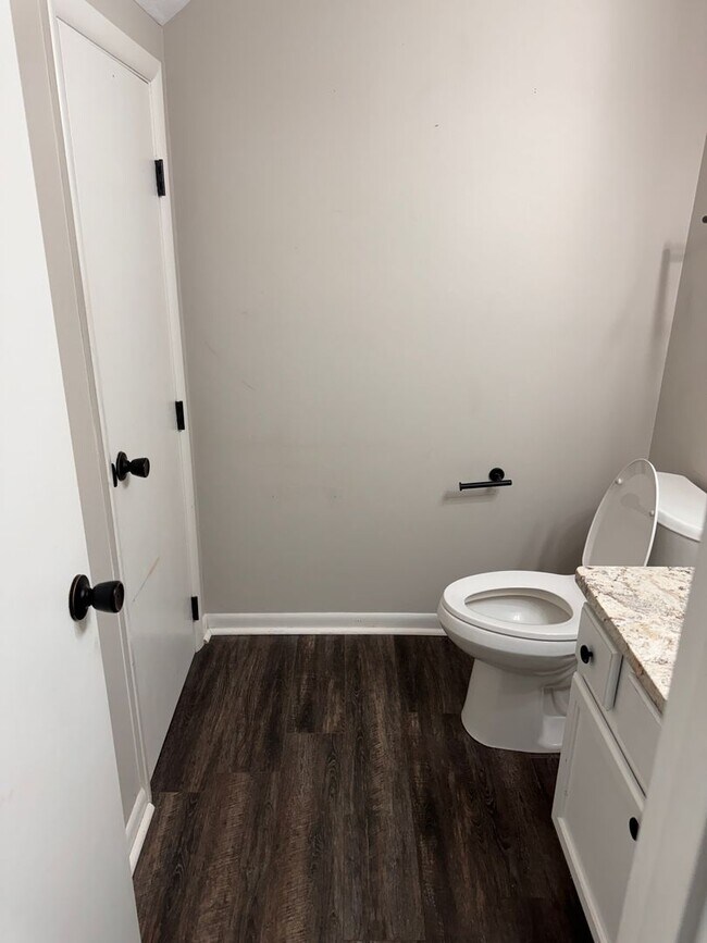 Building Photo - 2 Bedroom || 1.5 Bathroom Townhouse