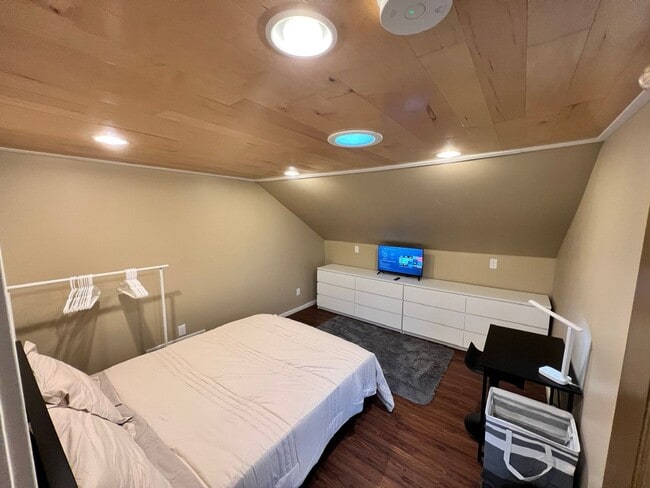 Building Photo - Classic Portland Bungalow