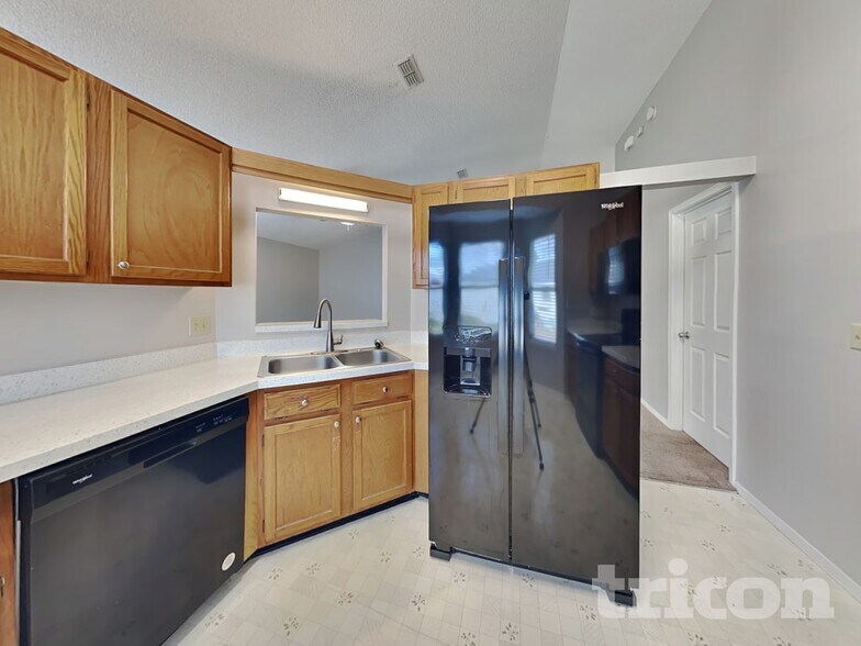 Building Photo - 635 Charles Pinckney St