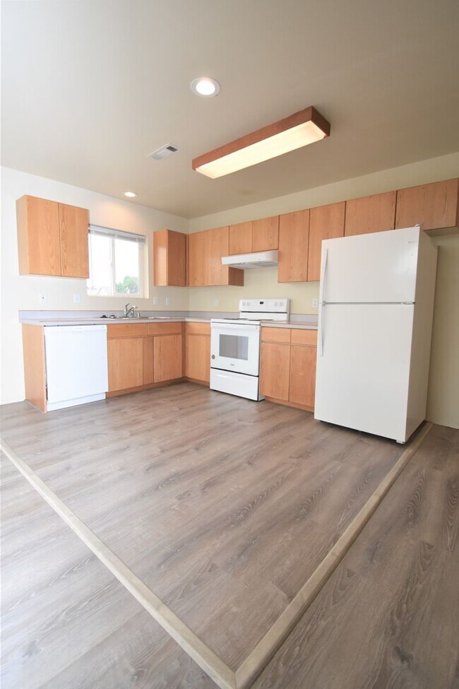 Building Photo - Beautiful 4 bedroom, 3 bathroom unit with attached garage!