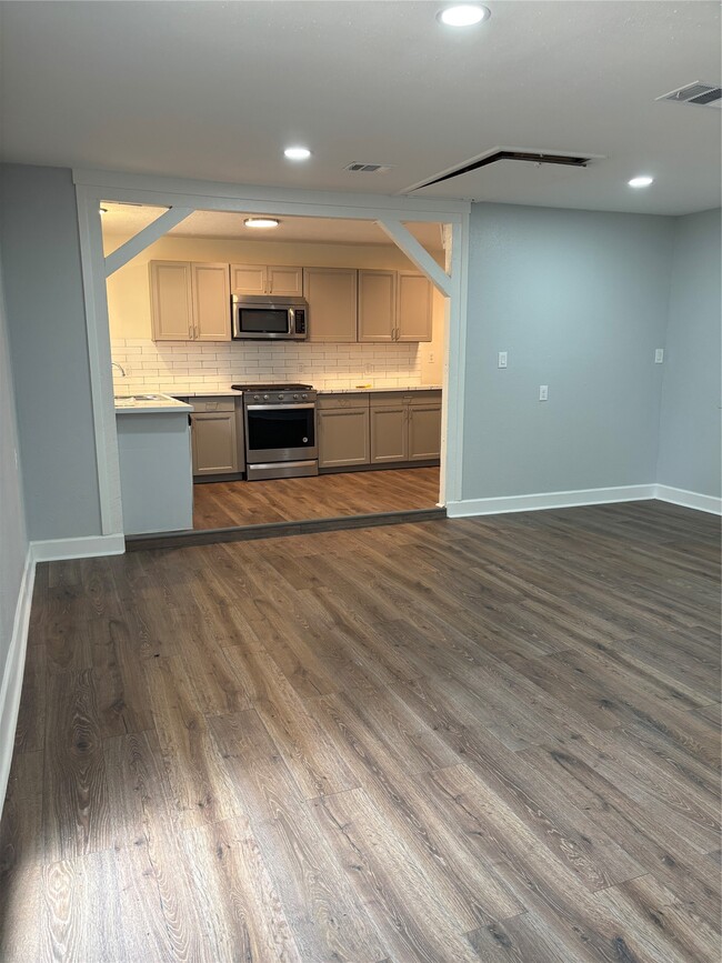 Building Photo - 4115 Tidewater Dr