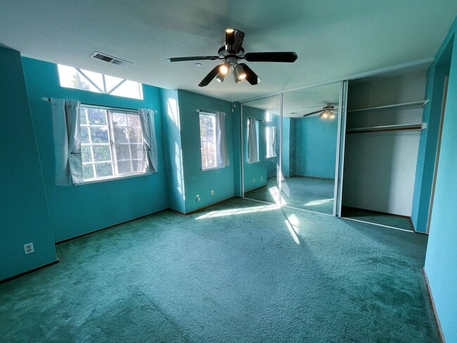 Building Photo - Spacious tri-level townhome in the heart of Hayward