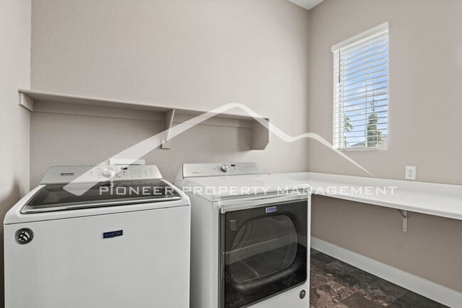 Building Photo - Lakeside Luxury in Wolf Ranch – Beautiful 3bd Home with Serene Backyard Views, Primary Main-Level...