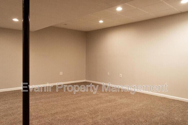 Building Photo - 1142 Deercreek Dr