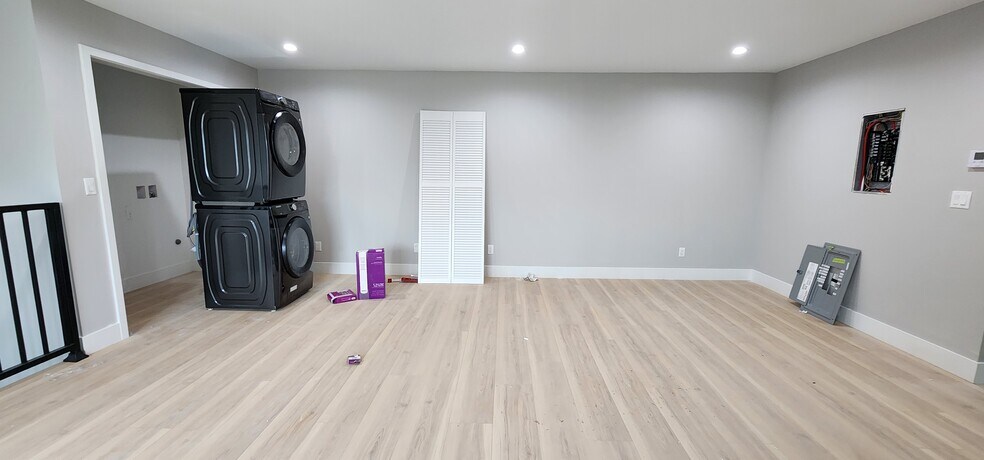 Building Photo - 5725 Klump Ave