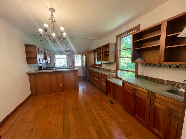 kitchen - 210 Mannion Ave