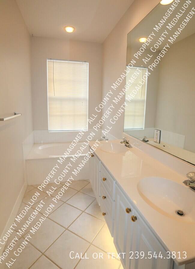 Building Photo - 5823 Cove Cir