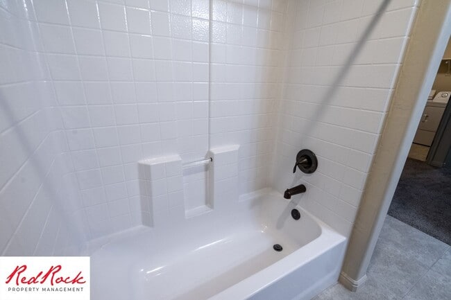 Building Photo - Lovely townhome with Community Pool!