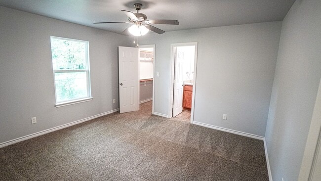 Building Photo - 917 Redoak Dr